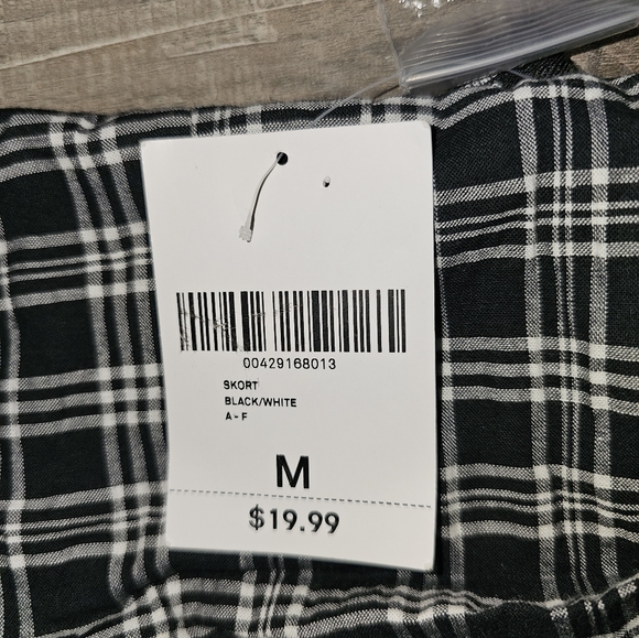NWT Forever 21 black/white Plaid Skorts sz M. Never worn in perfect condition - Picture 6 of 6